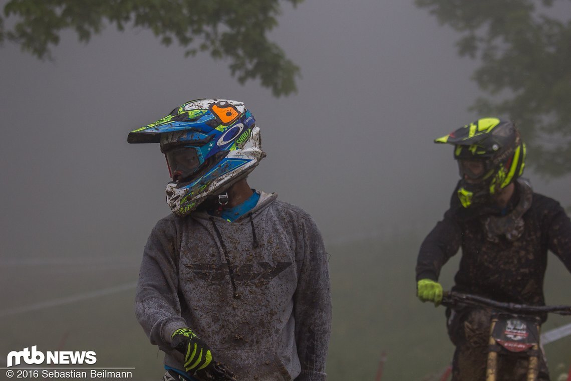 Die Pivot-Fahrer Eliot Jackson und Bernard Kerr, letztjähriger King of Crankworx, schauen sich die Strecke an