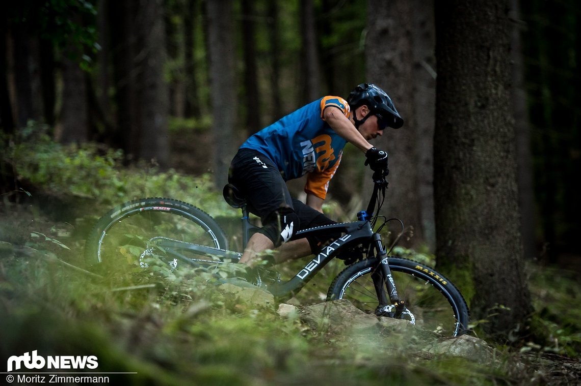 Das schottische Getriebe-Bike liegt sehr satt in der Kurve und stellt jede Menge Traktion bereit.