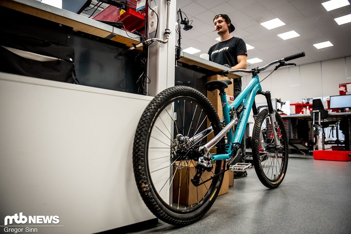 Dass hier durchaus Mitarbeiter mit Radsport-Leidenschaft arbeiten, sieht man an den vielen Bikes