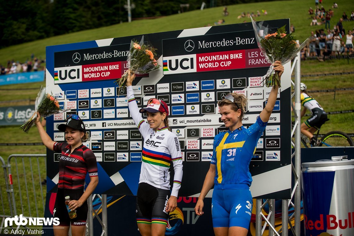 Das Dreier-Podium der Damen im Short Track von Les Gets: Sina Frei, Pauline Ferrand-Prévot und Jenny Rissveds (von links nach rechts)