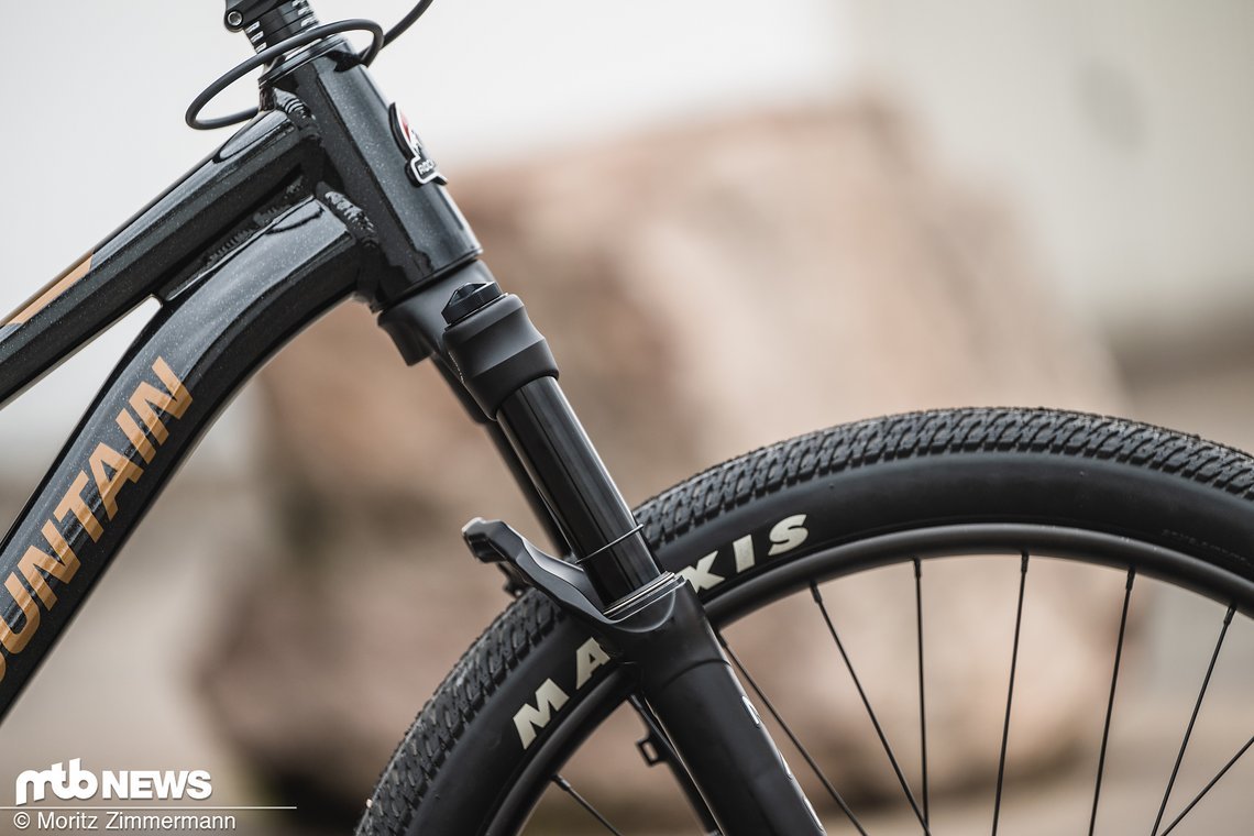 Die Manitou Circus Expert-Federgabel stellt 100 mm Federweg zur Verfügung.