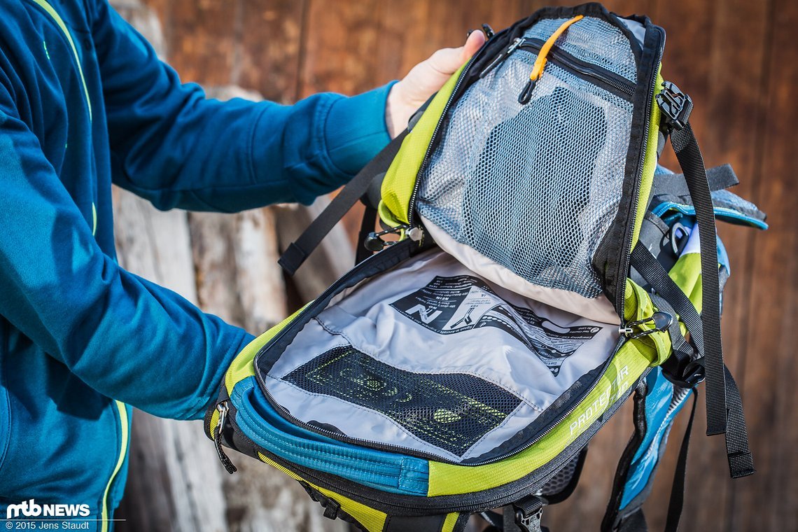 Das große Hauptfach hat vorne eine Netztasche inklusive Schlüsselhalterung