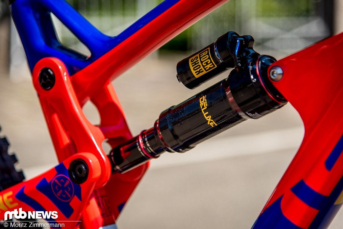 Die 155 mm Federweg am Heck werden durch einen metrischen RockShox Super Deluxe RC3 gedämpft.
