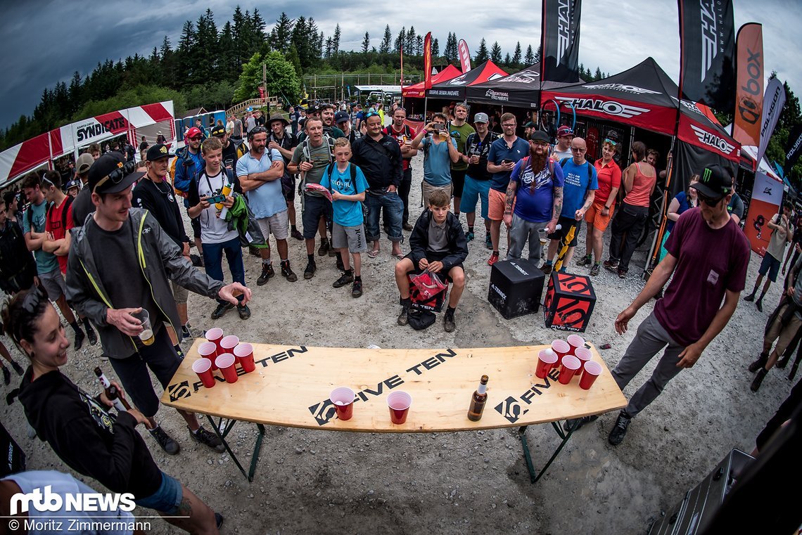 Dinge, die es so wohl nur in Fort William gibt: Ein Beer Pong-Duell gegen niemand geringeren als Steve Peat.