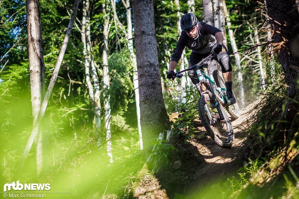 Die Knieschoner von Leatt bieten einen super Kompromiss aus Komfort und Schutz. Gerade im Bikepark oder bei Touren im groben Gelände sind die Schoner dementsprechend bestens aufgehoben.