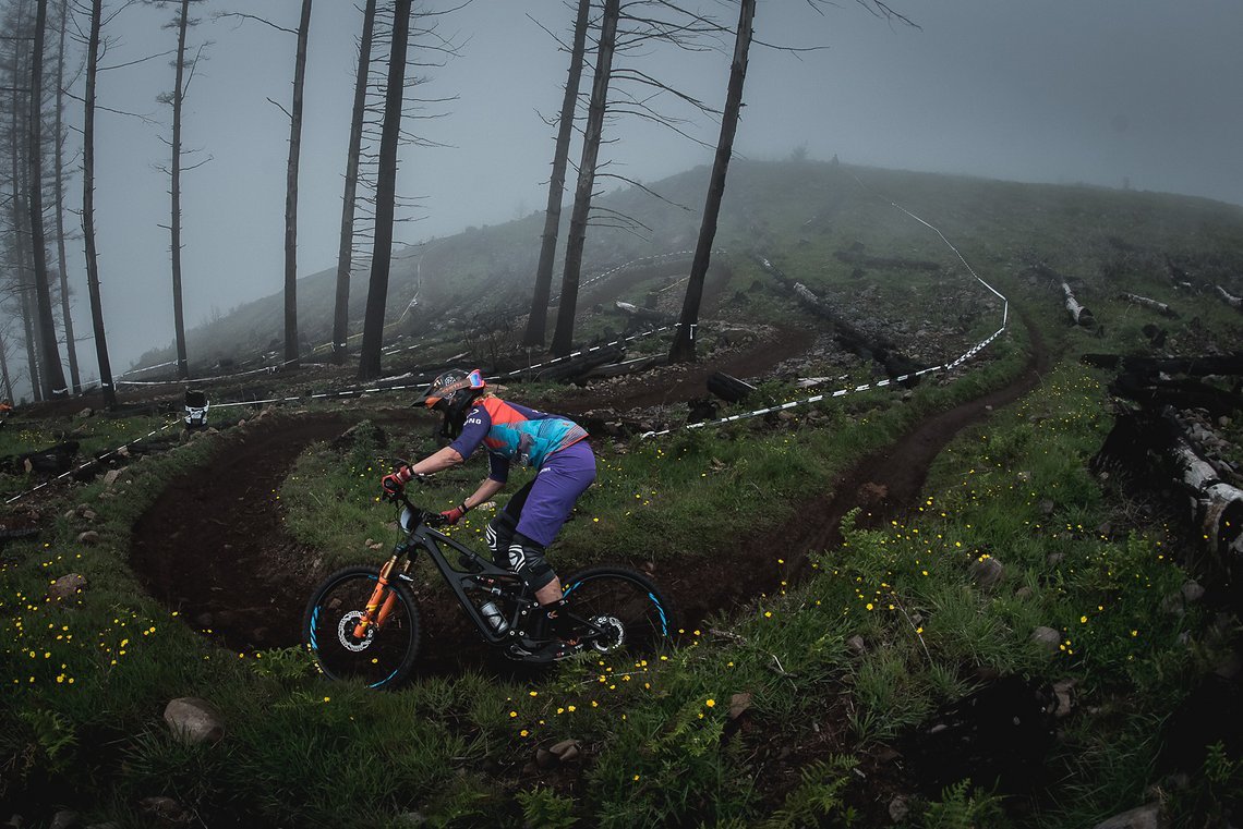 Anita haut in die Pedalen auf Stage 1 und klassiert sich als Dritte
