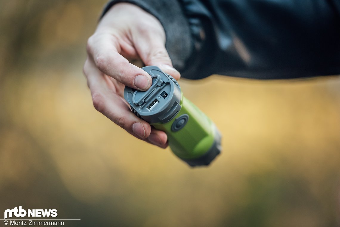 Der Akku fungiert gleichzeitig als Powerbank ...