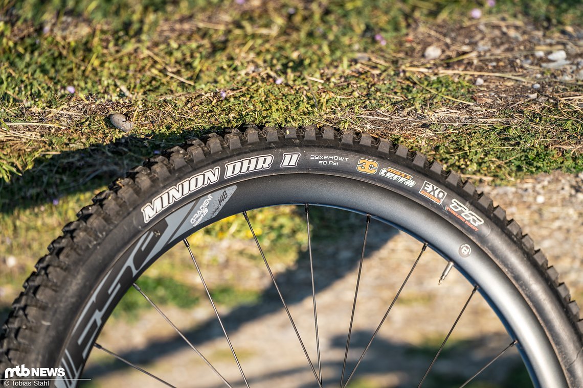 Ungewöhnliche Kombination: An der Front arbeitet ein dicker Maxxis Minion DHR II mit weicher 3C maxxterra-Gummimischung...