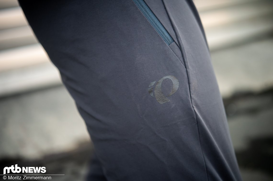 Das Material hinterlässt einen robusten Eindruck. Die Passform ist eng und körperbetont. Dank hohem Stretch-Anteil passt die Pearl Izumi-Hose aber praktisch an jedes Bein.