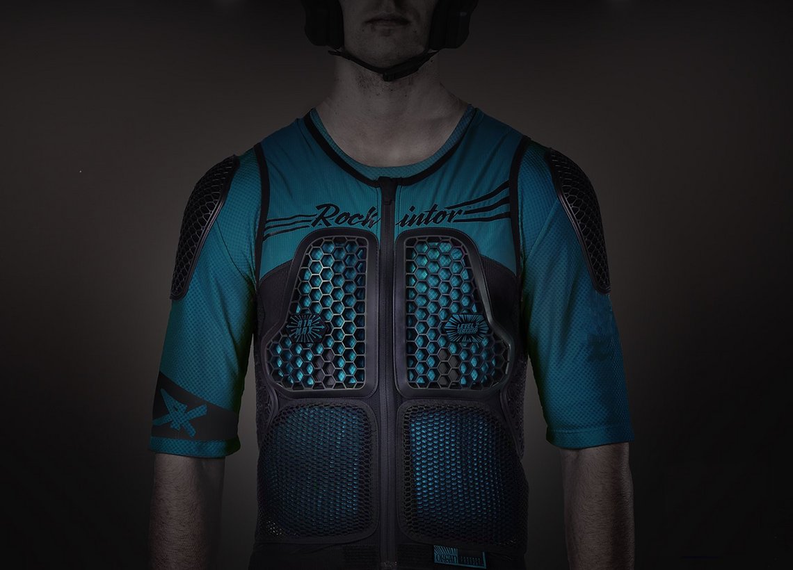 Optional kann der Protektor mit einem Base-Layer-T-Shirt mit integrierten Schulterpads kombiniert werden.