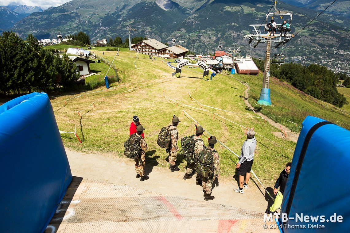 Die Armee sorgt wieder als Streckenposten für Ordnung