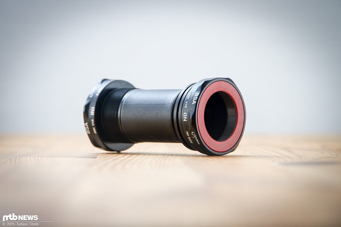 In unserem Fall wird das 93 g leichte e-thirteen XC+ BSA Innenlager montiert