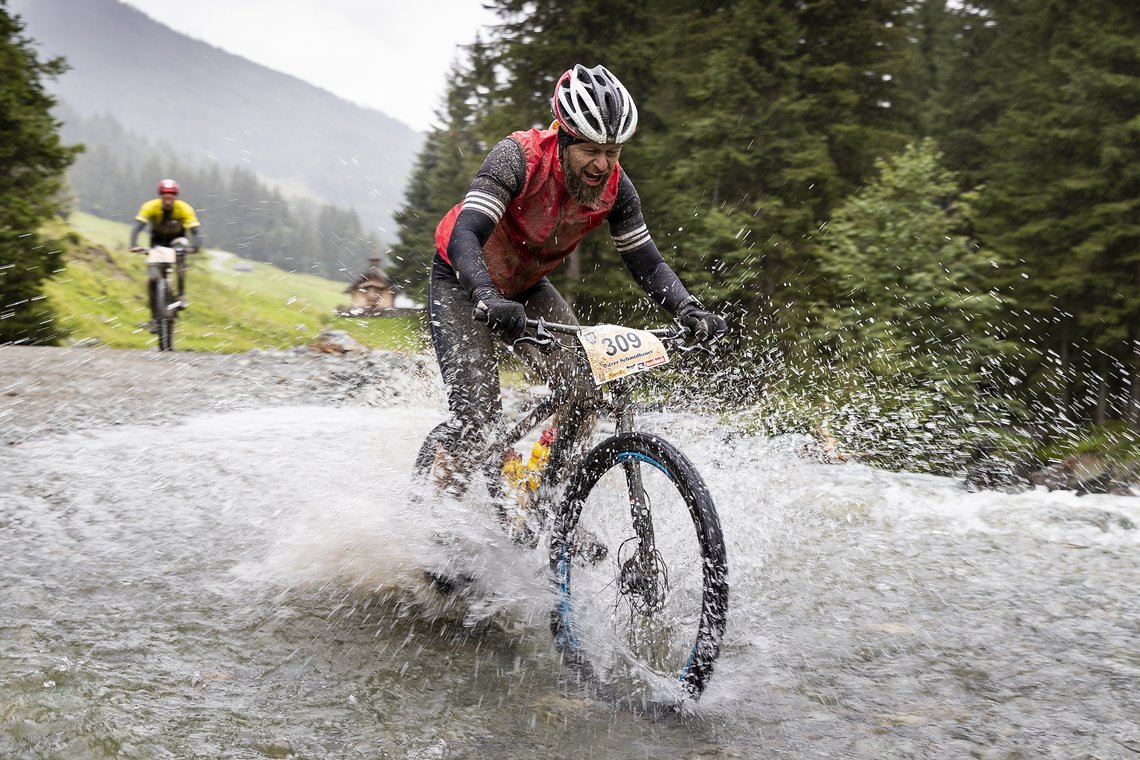 Spätestens in der Abfahrt vom Hacklberg-Trail erwischt es dann jeden: sauber und trocken bleibt an diesem Tag niemand