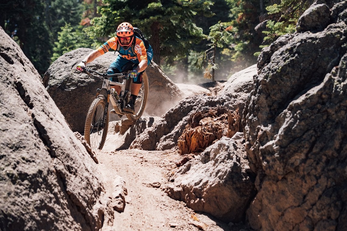 Speziell in technischen Sektionen mit viel Licht kann die Jawbreaker überzeugen – wie hier beim Test des neuen Specialized Enduro.