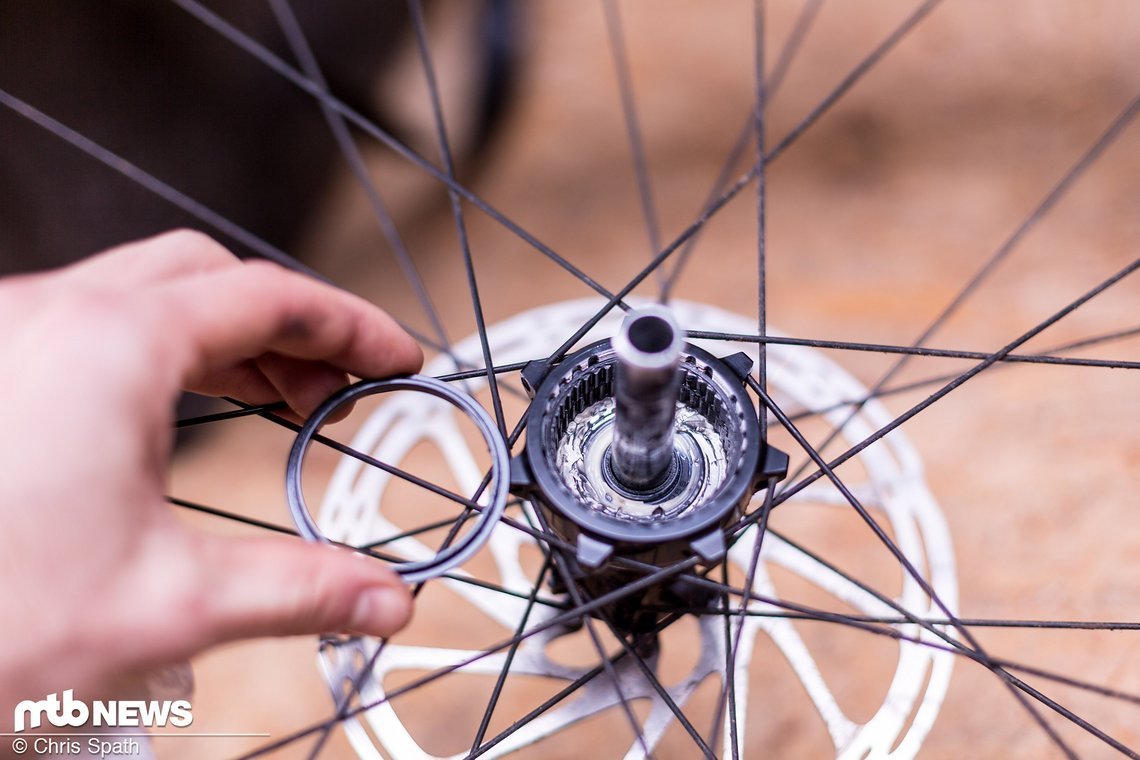 Nimmt man den Lockring ab, wird der Blick auf die Verbindung zwischen Zahnring und Naben-Körper freigegeben.