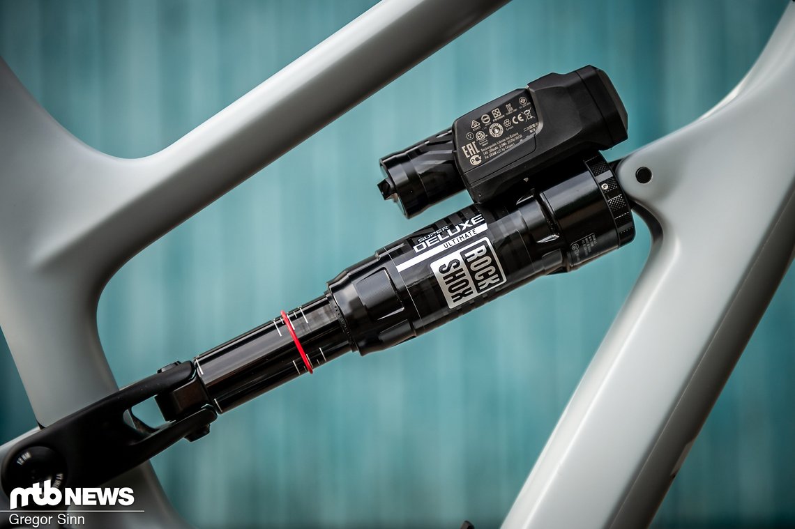 Der RockShox Super Deluxe-Dämpfer im YT Capra Uncaged 6 verfügt über die kleinere von zwei zur Auswahl stehenden Negativ-Luftkammern.