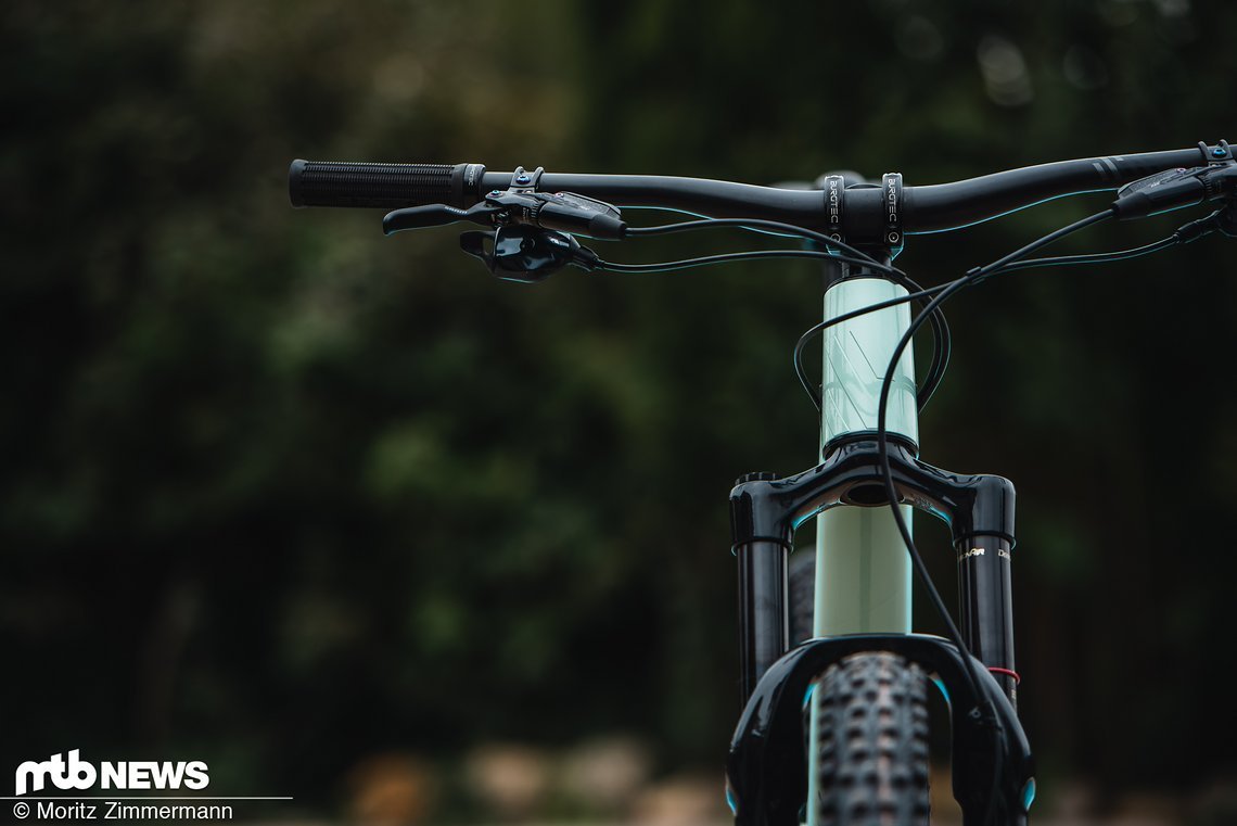 Der Carbon-Lenker mit geringem Rise stammt von Scor selbst.