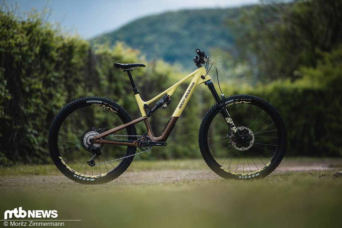 Das Rocky Mountain Instinct verfügt über 150 mm Federweg vorn sowie 140 mm am Heck und rollt größenspezifisch entweder auf 29" oder 27,5"-Laufrädern.