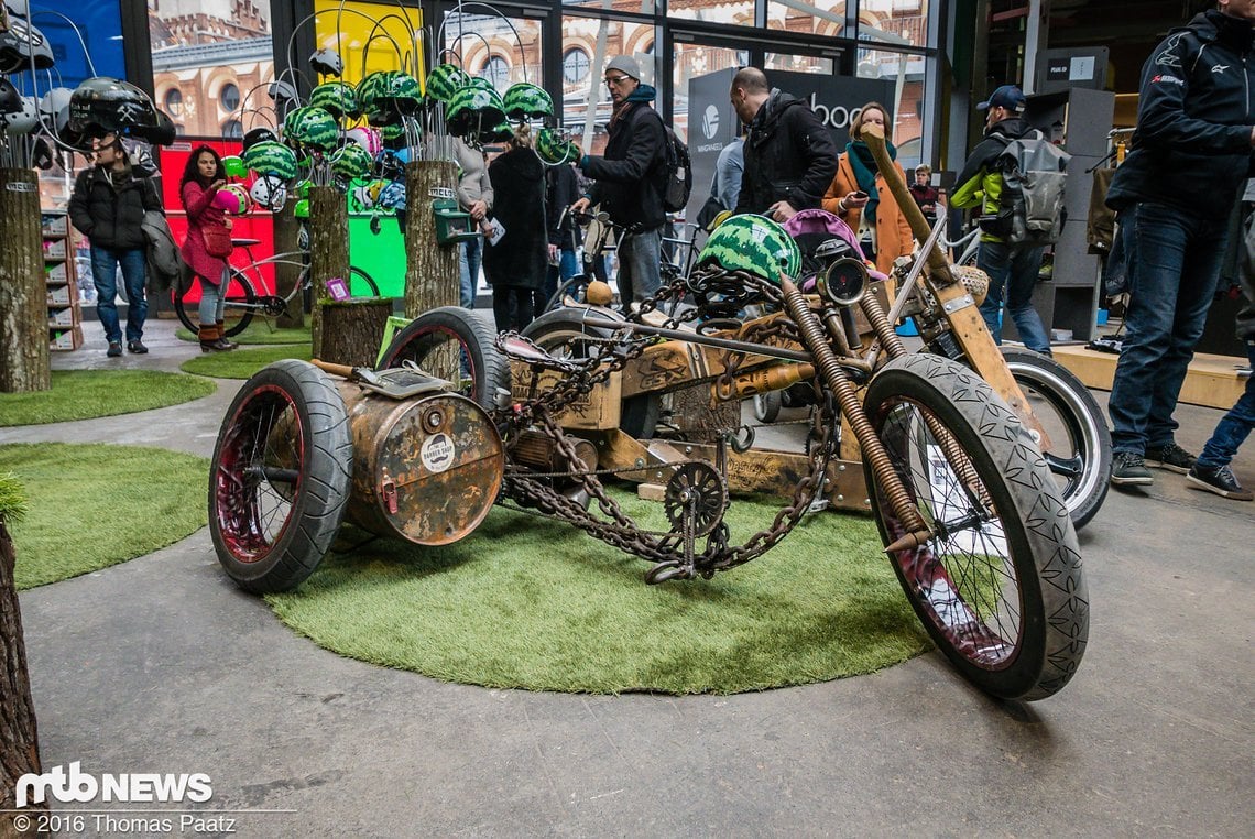 Martialisch kreative Demo-Bikes am Melon-Stand