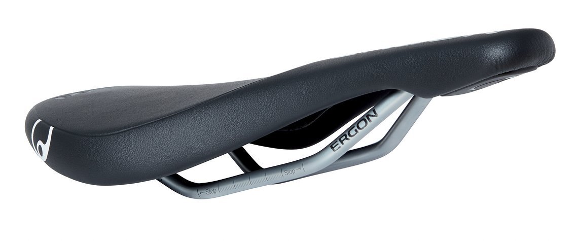 Die Standard-Version des SMD2 kommt im Unterschied zu den teuereren beiden Varianten nur mit einer Nylon Composite Sitzschale statt mit einer Carbonschale und verzichtet auf die Anti-Rutsch-Noppen