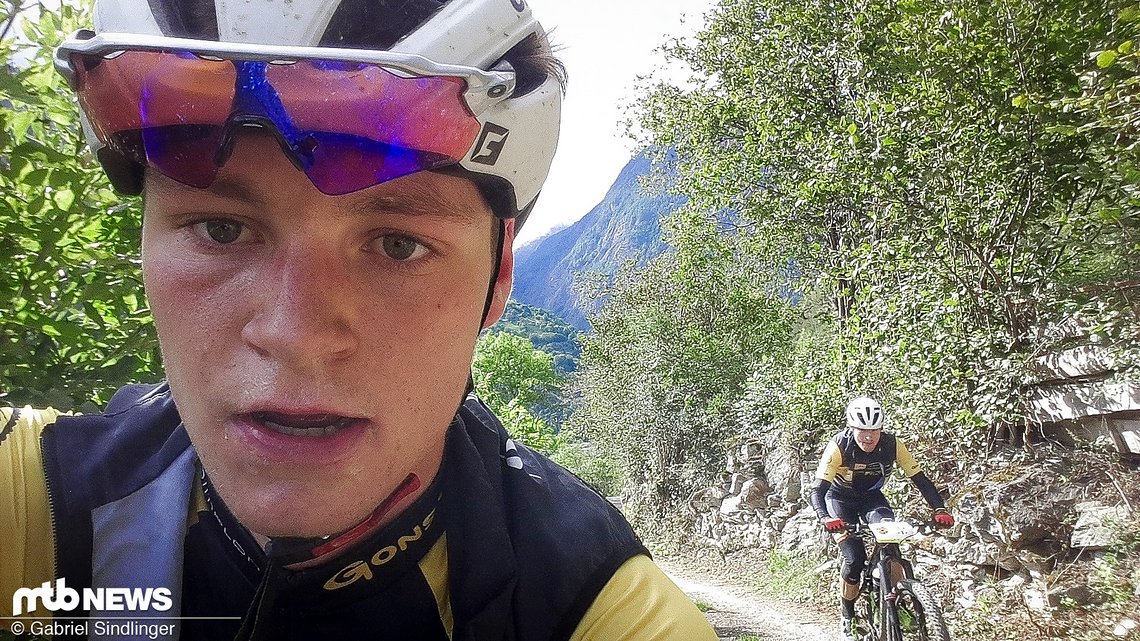 Raceselfie 2.0: Am zweiten Berg tropft bei Gabi der Schweiß. Die ersten Meter auf Schotter waren zeitweise ziemlich steil. Aber wir fanden schnell einen guten Rythmus. Raceselfie 2.0: Am zweiten Berg tropft bei Gabi der Schweiß. Die ersten Meter auf Schotter waren zeitweise ziemlich steil. Aber wir fanden schnell einen guten Rythmus.