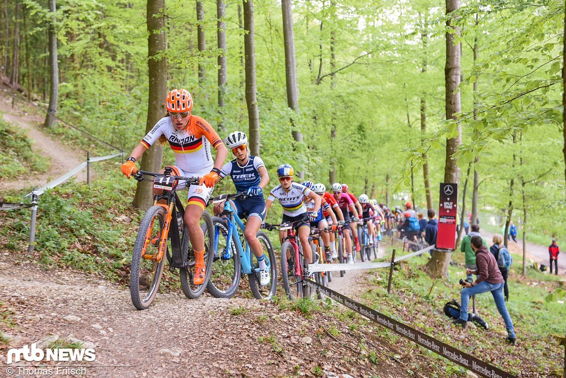 Dicht an dicht fahren die schnellsten Damen der Welt hier beim Weltcup in Albstadt auf einem Singletrail