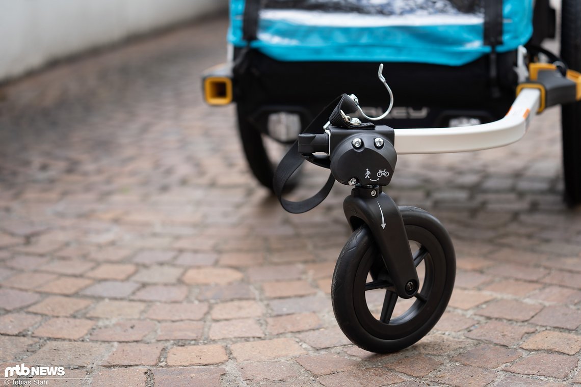 Den Burley D'Lite X mit dem serienmäßigen Jogger-Rad zu schieben macht keinen Spaß