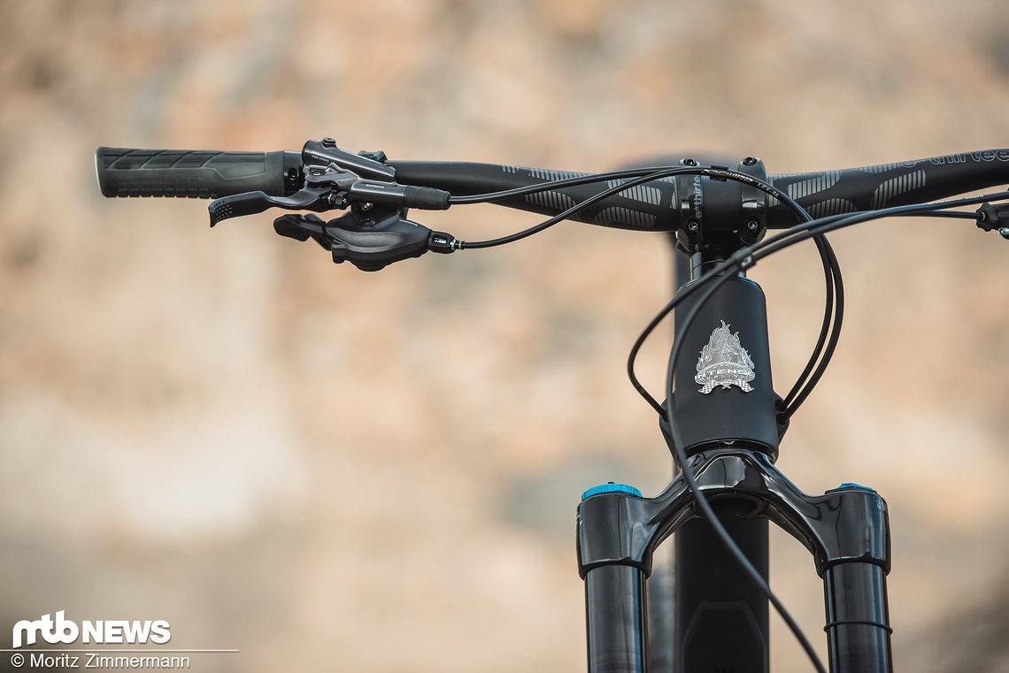 Am e*thirteen-Carbon-Lenker sind Shimano XT-Bremsen montiert.