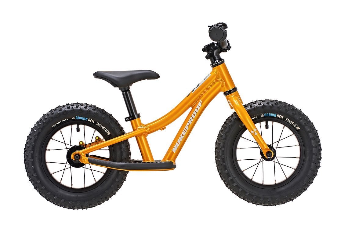 Das Nukeproof Cub Scoot steht auf 12"-Rädern.