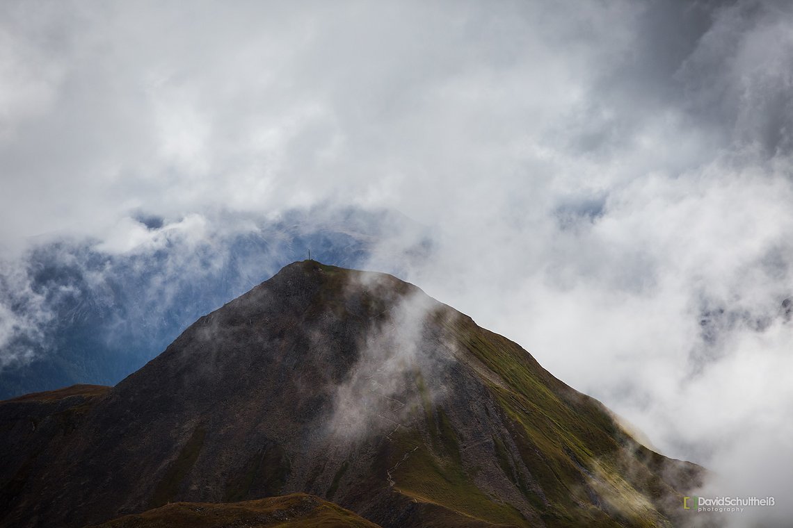 Hartnäckig krallen sich Wetter und Wolken am Grat in die Schweiz fest.