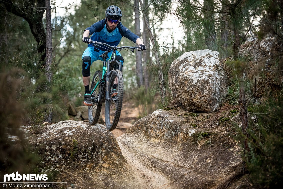 Wer weiß, was er macht und seine Linie hält, den trägt das Specialized Enduro Pro 29 sicher über Drops …