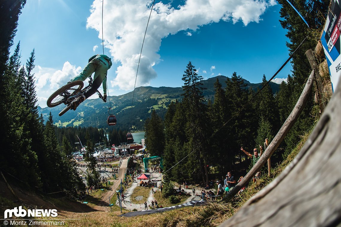 Kade Edwards whipt mit dreckiger Hose in den Zielbereich.