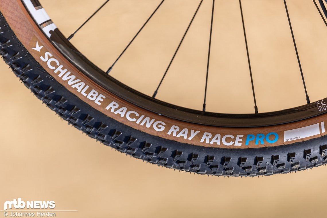Gerollt wird auf verschiedenen Schwalbe-Reifen, je nach Terrain der Etappe.