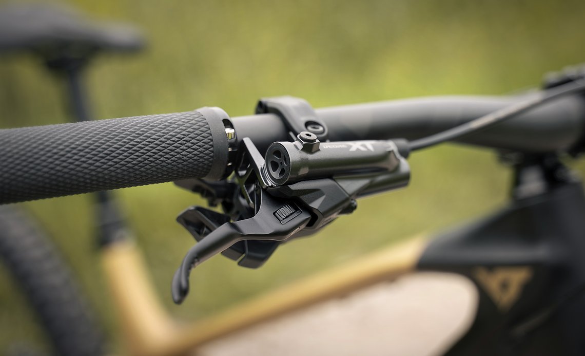 Ebenso findet man die neue Shimano Deore XT Vierkolbenbremse mit niedrig-viskosem Mineralöl am Bike.