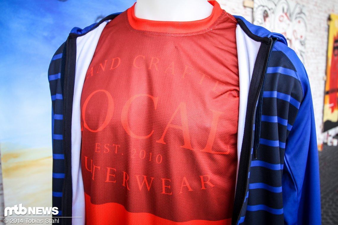 Das Retro Downhill Jersey von Local Outerwear ist klassisch gestaltet und kommt in der Farbe "Tomaten rot"