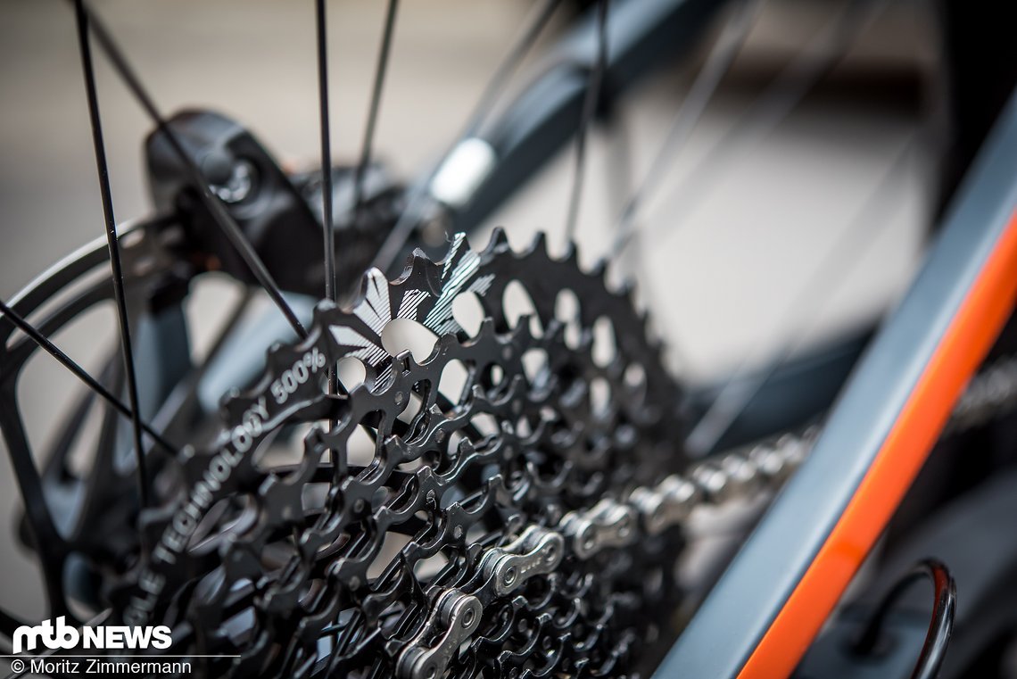 Die Gänge werden mithilfe einer SRAM GX Eagle 12fach-Schaltung gewechselt