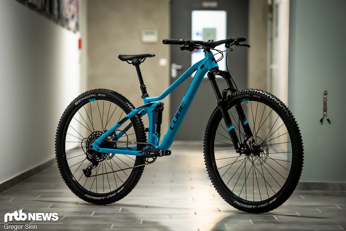 Wem das SR Suntour-Fahrwerk zu günstig ist, der kann auch für 500 € mehr zur Version mit RockShox-Komponenten greifen.