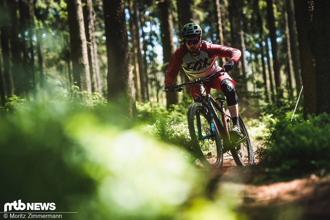 Während das Santa Cruz Chameleon C im Uphill und auf gemäßigteren Trails mit seiner spritzigen Fahrweise überzeugen kann, hat das Nukeproof Scout, wenn es gröber wird, die Nase vorn