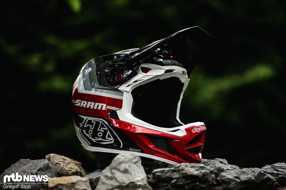 Der Troy Lee Designs D4-Helm wird in verschiedenen Optionen mit unterschiedlichem Schalen-Material zu unterschiedlichen Preispunkten angeboten.