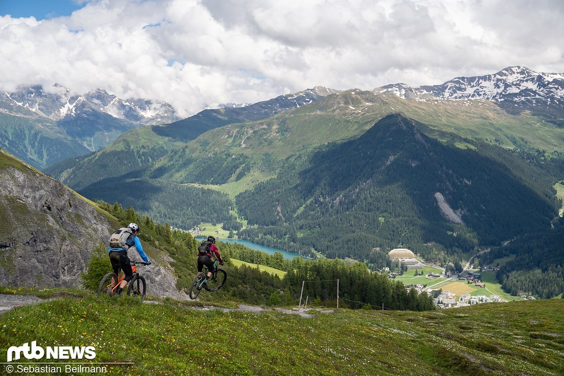 Lukas und Cédric fliegen bei bester Aussicht gen Tal