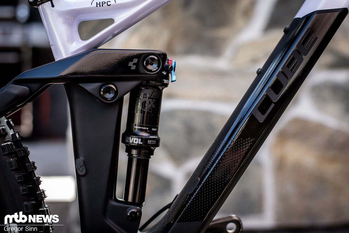 Das Frauen-Trailbike verfügt über 140 mm Federweg.