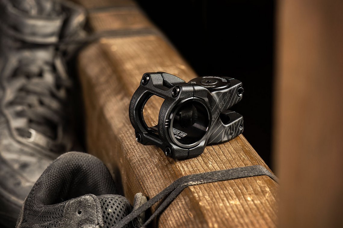 ... kommt dank Reduzierhülse mit Lenkern mit 31,8 mm und 35 mm Durchmesser klar