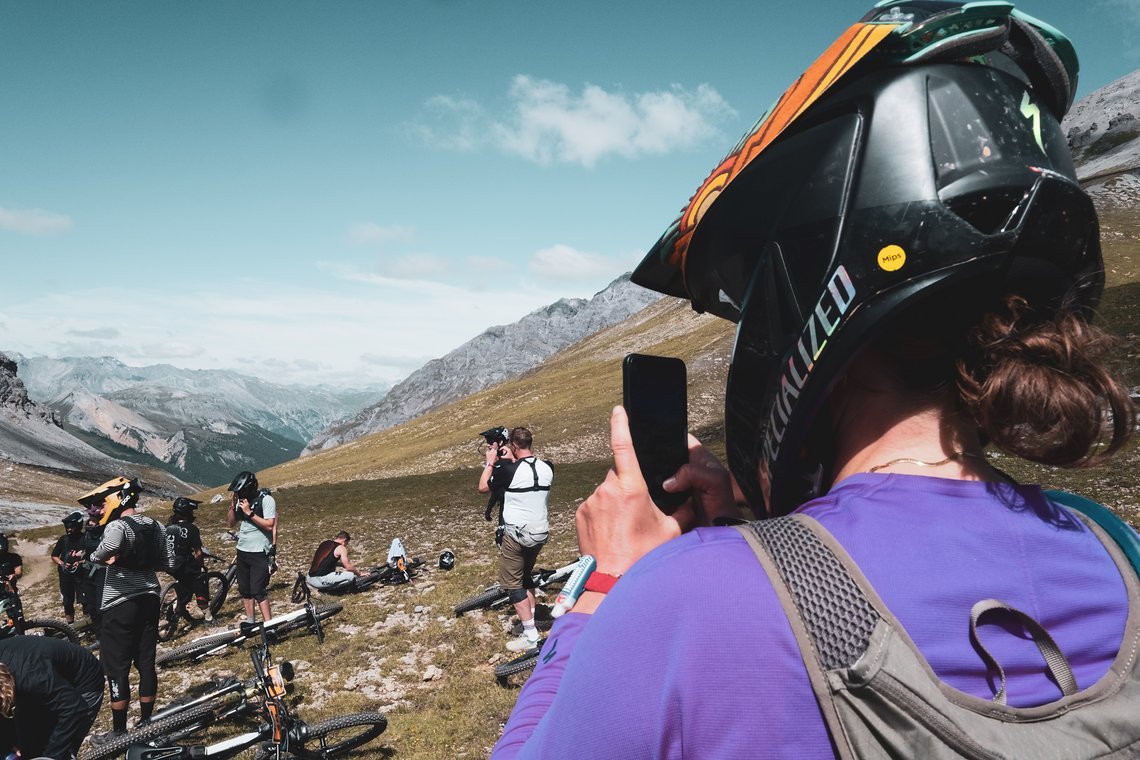 05 - Gute Aussichten  Vor der ersten Abfahrt freuen wir uns auf zwei geballte Tage Trail-Panorama und Enduro-Abenteuer - Foto (c) Matthias Kennel :BikeMedia jpg