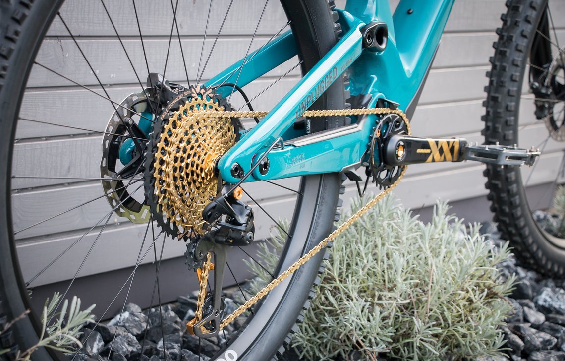 Als Antrieb kommt die goldene SRAM XX1 Eagle-Schaltgruppe zum Einsatz.