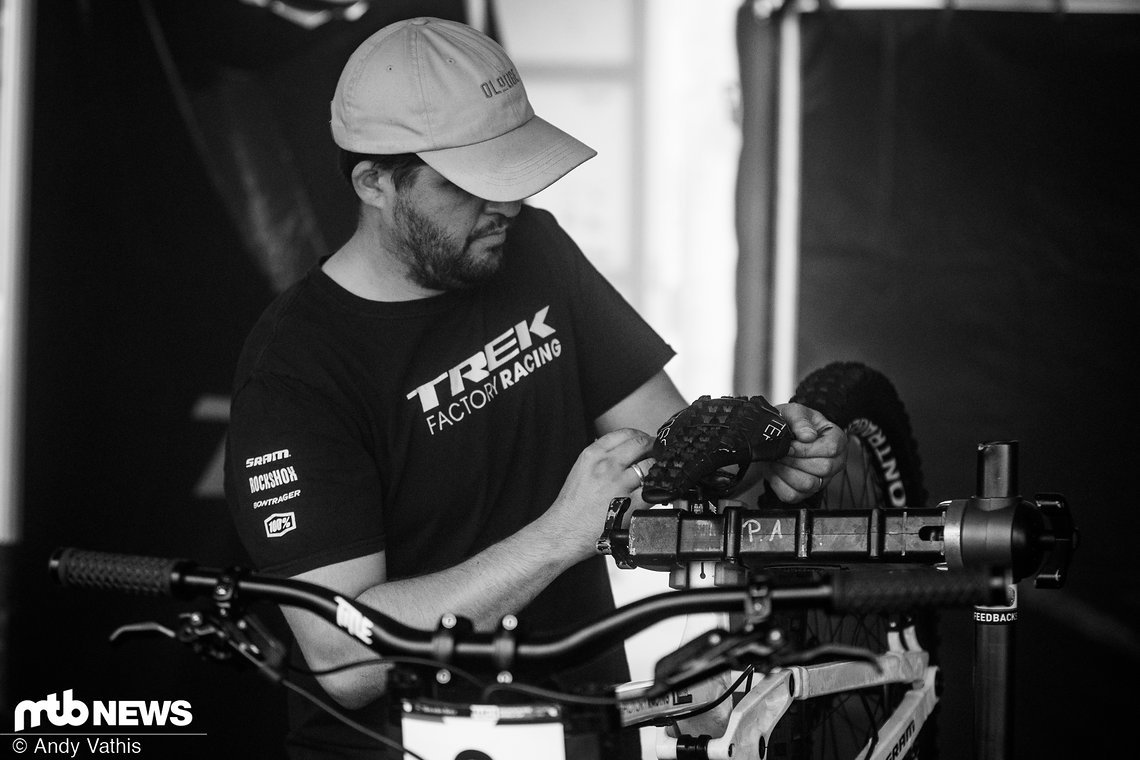 Loris Vergiers Mechaniker P.A. sorgt dafür, dass sich der schnelle Franzose hinsetzen kann, ohne Gefahr zu laufen, in das schnell rotierende Hinterrad zu gelangen.