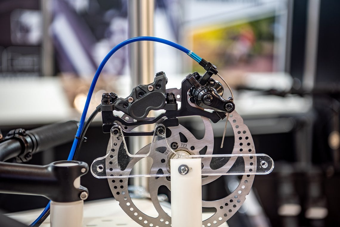 Habt ihr euch auch schon immer geärgert, dass euer Fahrrad keine Handbremse, wie beim Auto hat?
