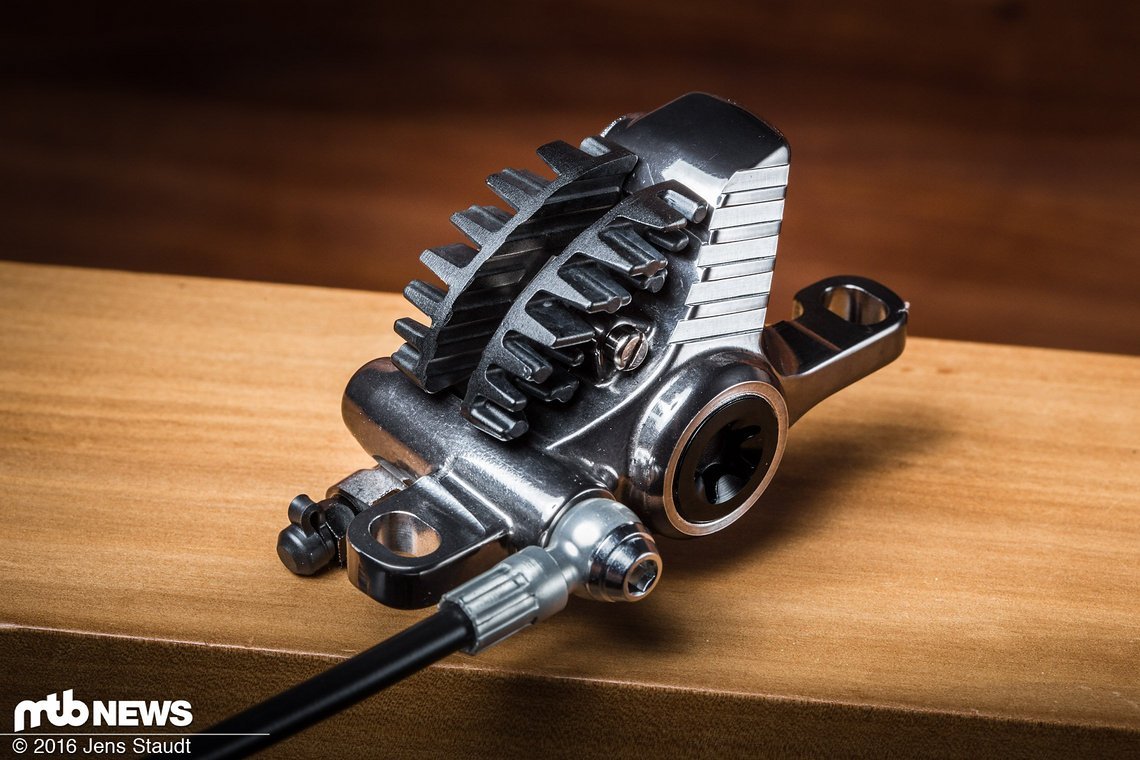 Auch der einteilige Bremssattel schafft den Spagat aus edlem und technischen Look.