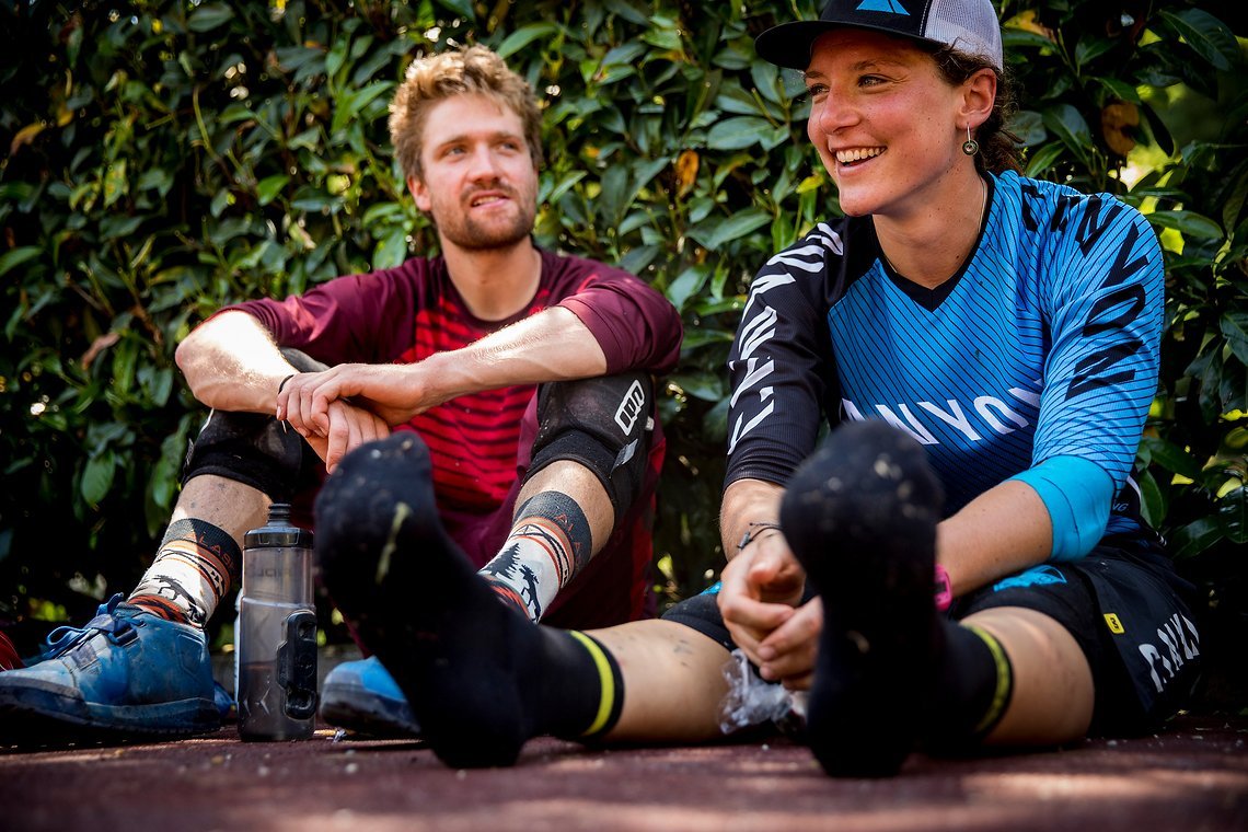 Max Schumann und Ines Thoma an der Foodstation nach Stage 18
