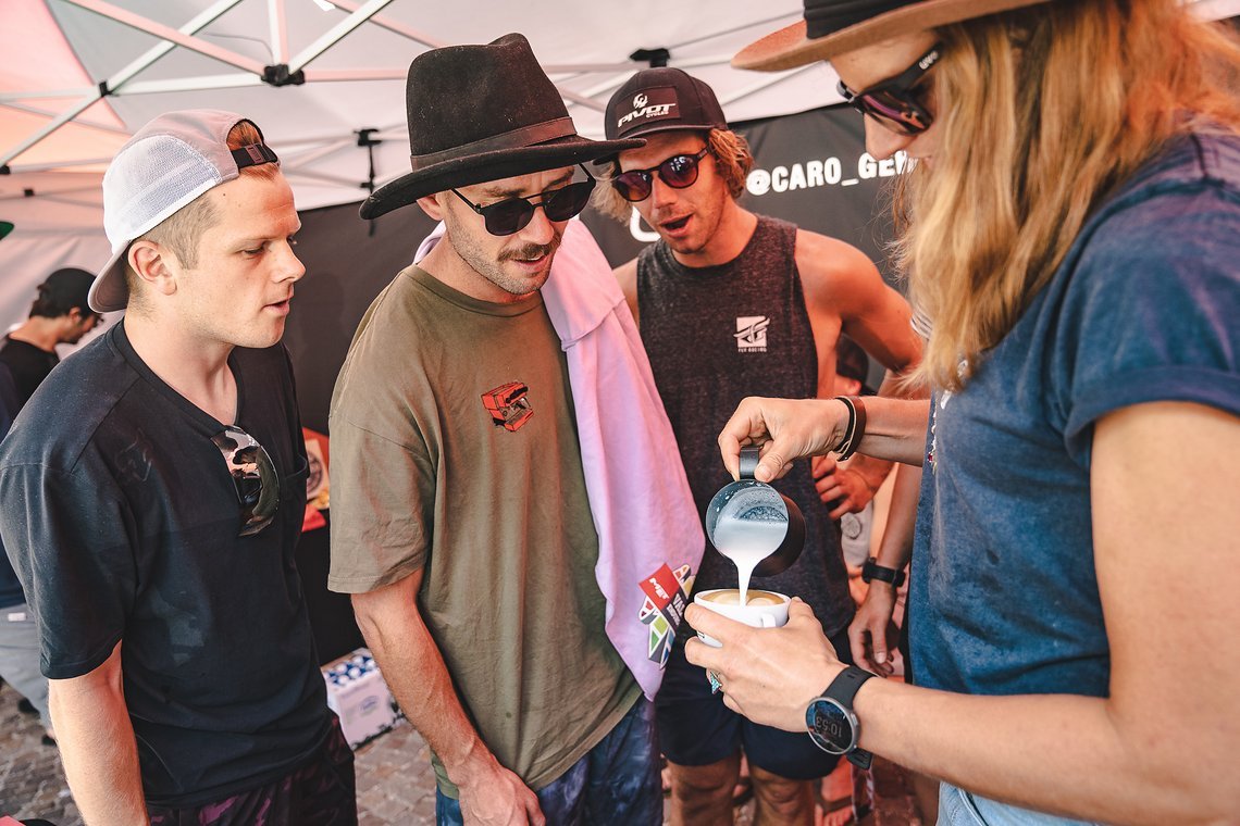 Die Boys sind beindruckt von Anitas Skills