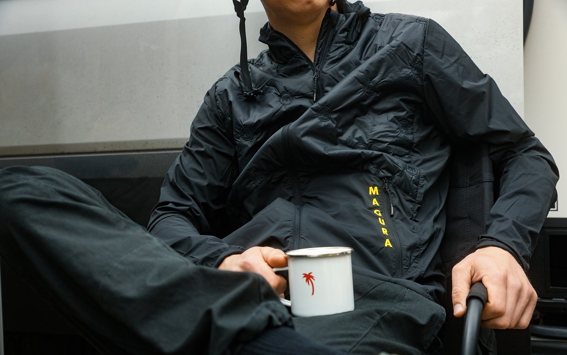 Die Primaloft-Jacke soll gegen Wind schützen und gleichzeitig an der Front wärmen.